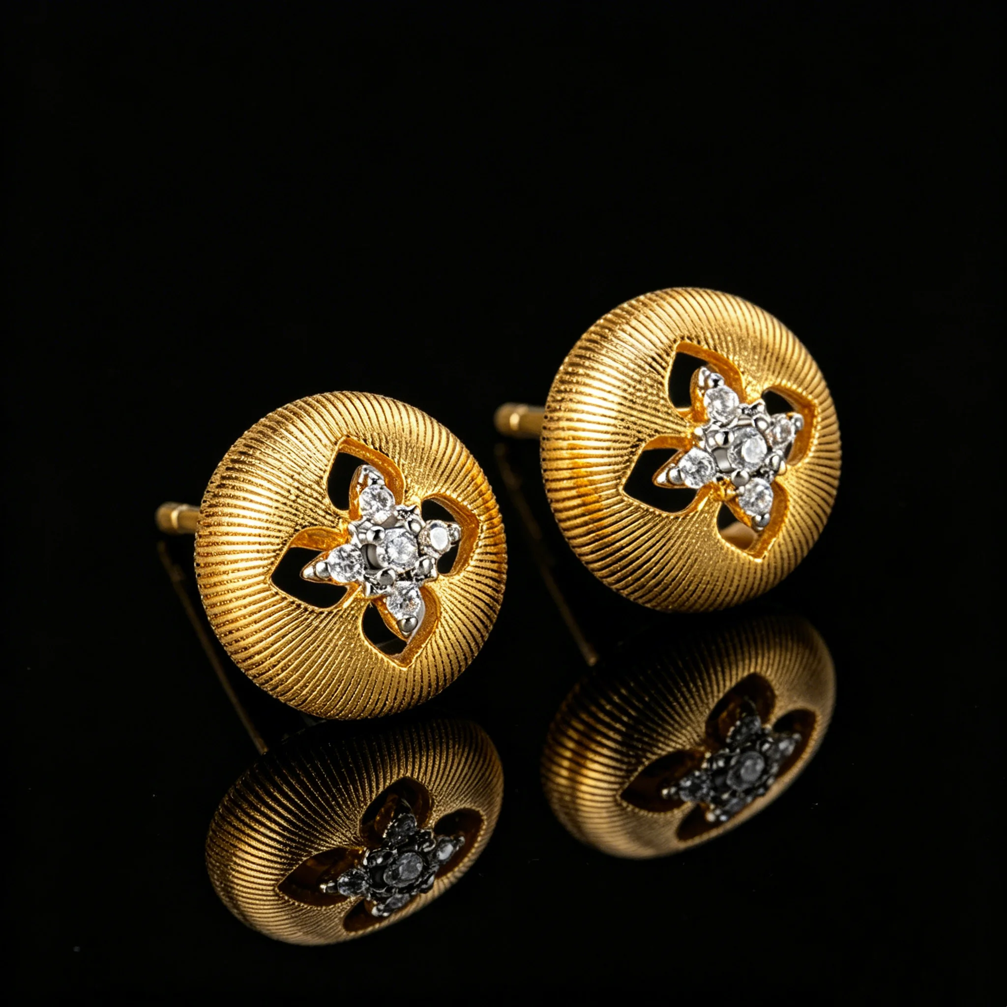 Vintage Glücksklee-Ohrstecker aus Gold, S925 Sterlingsilber Gebürsteter Schmuck – Detail 2