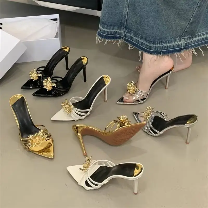 

Летний дизайн, женские шлепанцы с узким ремешком и металлическим цветком, женские шлепанцы на тонком каблуке, вечерние туфли для выпускного вечера, Zapatillas De Mujer