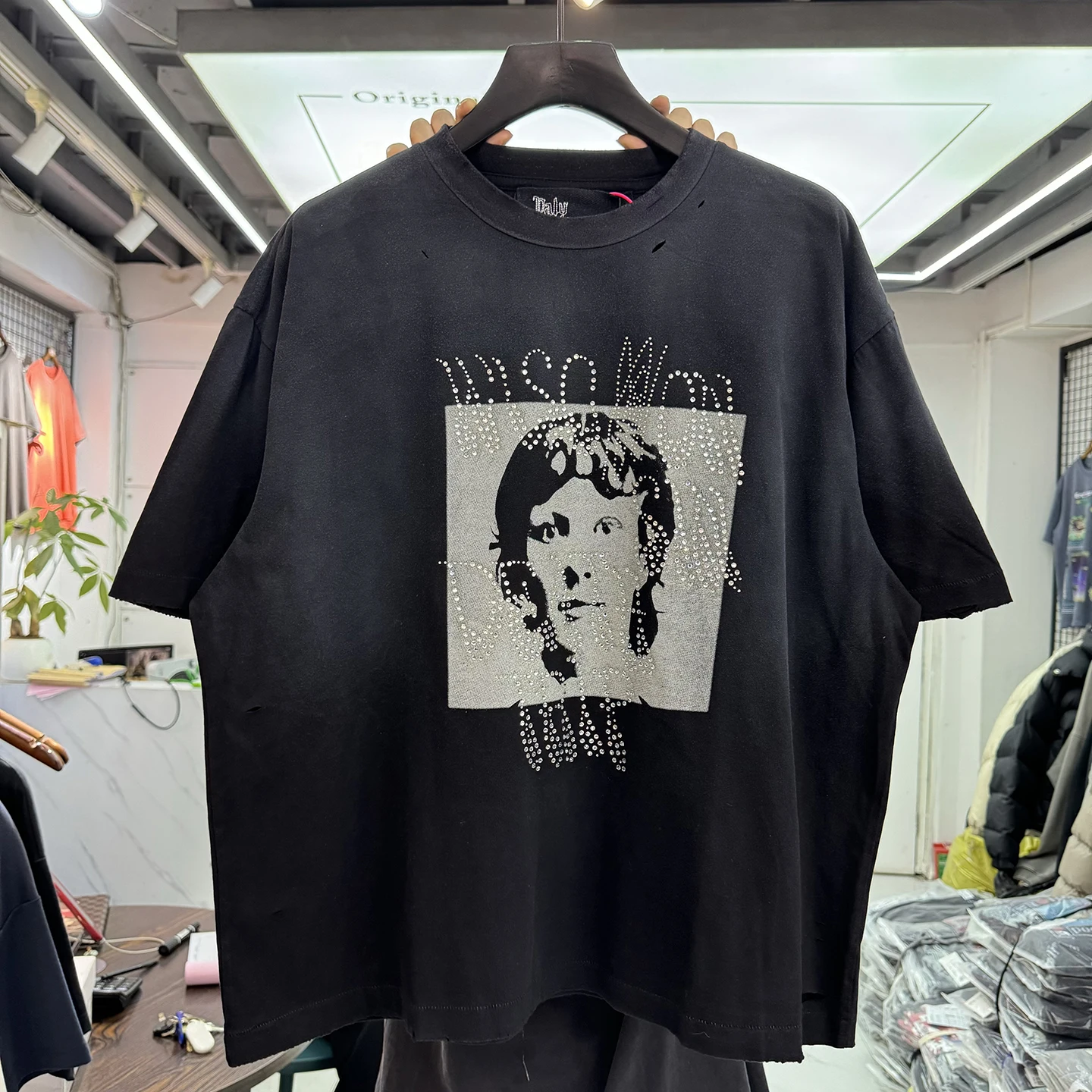 

Retro Washed Pearl Sketch Print Loose Fit Short Sleeve T-Shirt Men's Casual Cotton Tee Vintage Style Faded Hole Design