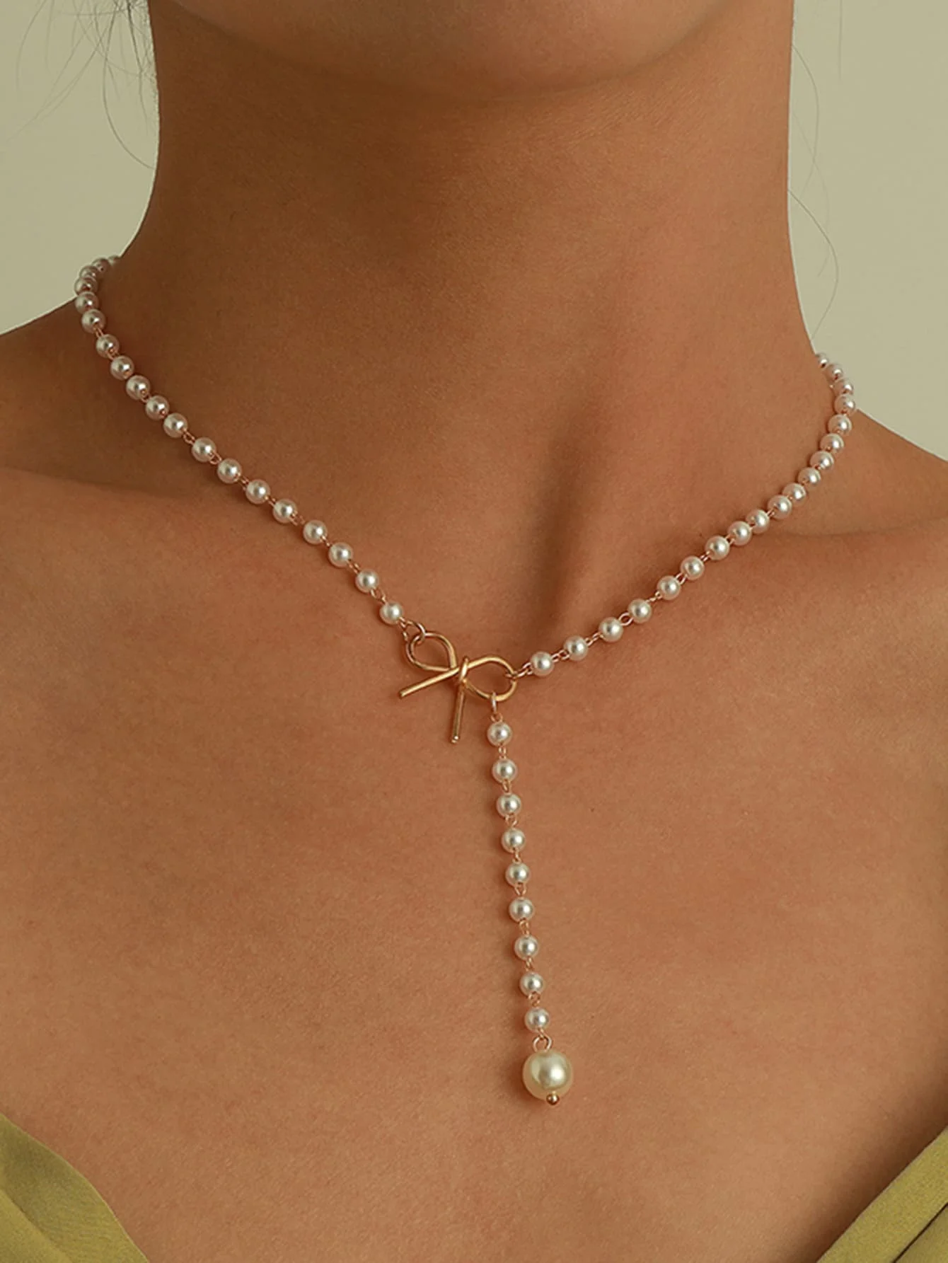 Elegante collar con colgante de borla de perlas sintéticas en forma de lazo para mujer, ideal para fiestas y regalos del Día de San Valentín.