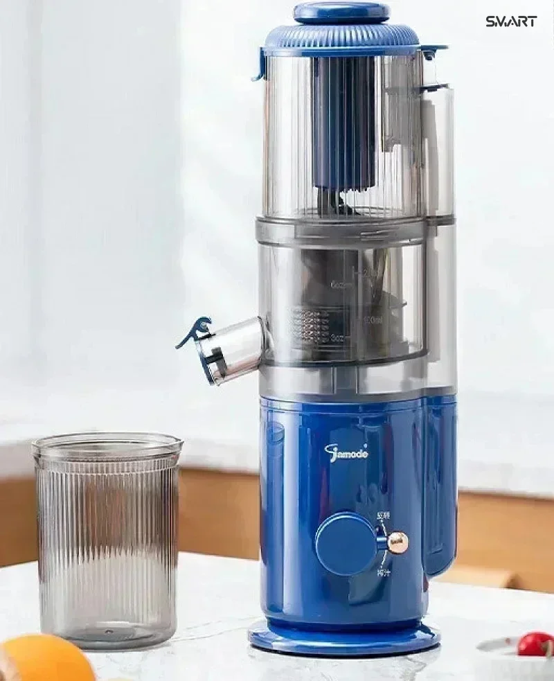 

Мини-электрическая медленная соковыжималка нового стиля, апельсин и сельдерея. Домашний холодный пресс. Разделиление сока шлака. Фруктовое соковыжимание.