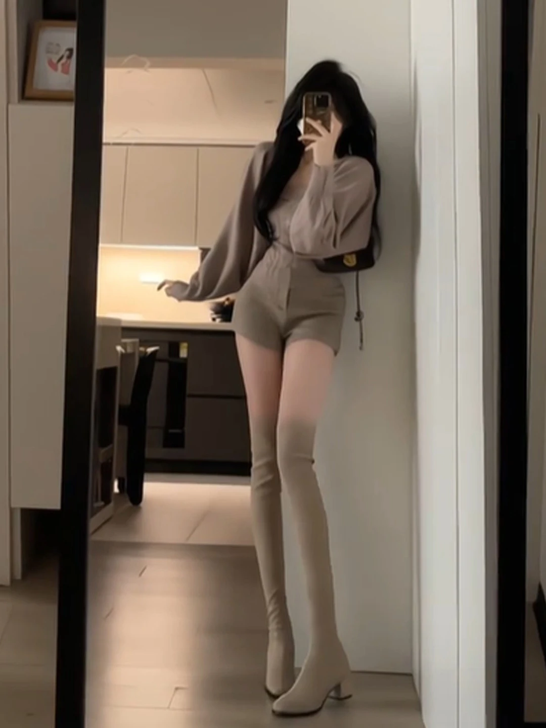 

Вязаный кардиган и топ на бретелях, комплект из двух предметов, весна 2026, удобная и модная женская повседневная одежда