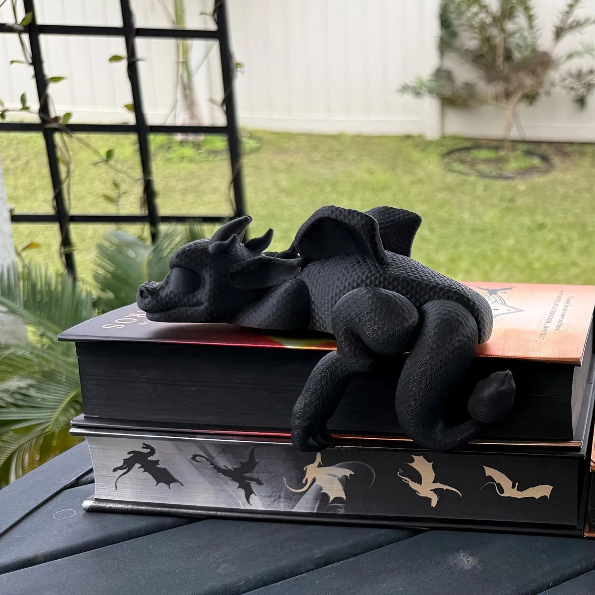 1Pc Resin Sleeping Dragon Bookshelf Decoration Ornament, Cute Shelf Decoration, Creative Statue Ornament, Perfect for Shelf Decoration, Book Ornament