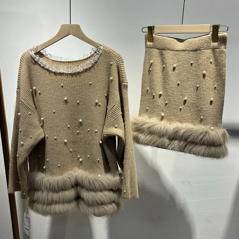 เสื้อสเวตเตอร์ไหมพรมสองชิ้นประดับลูกปัดสำหรับผู้หญิง ฤดูหนาว ปี 2025 พร้อมกระโปรงและเสื้อคลุมขนสุนัขจิ้งจอกแท้สำหรับฤดูใบไม้ร่วง