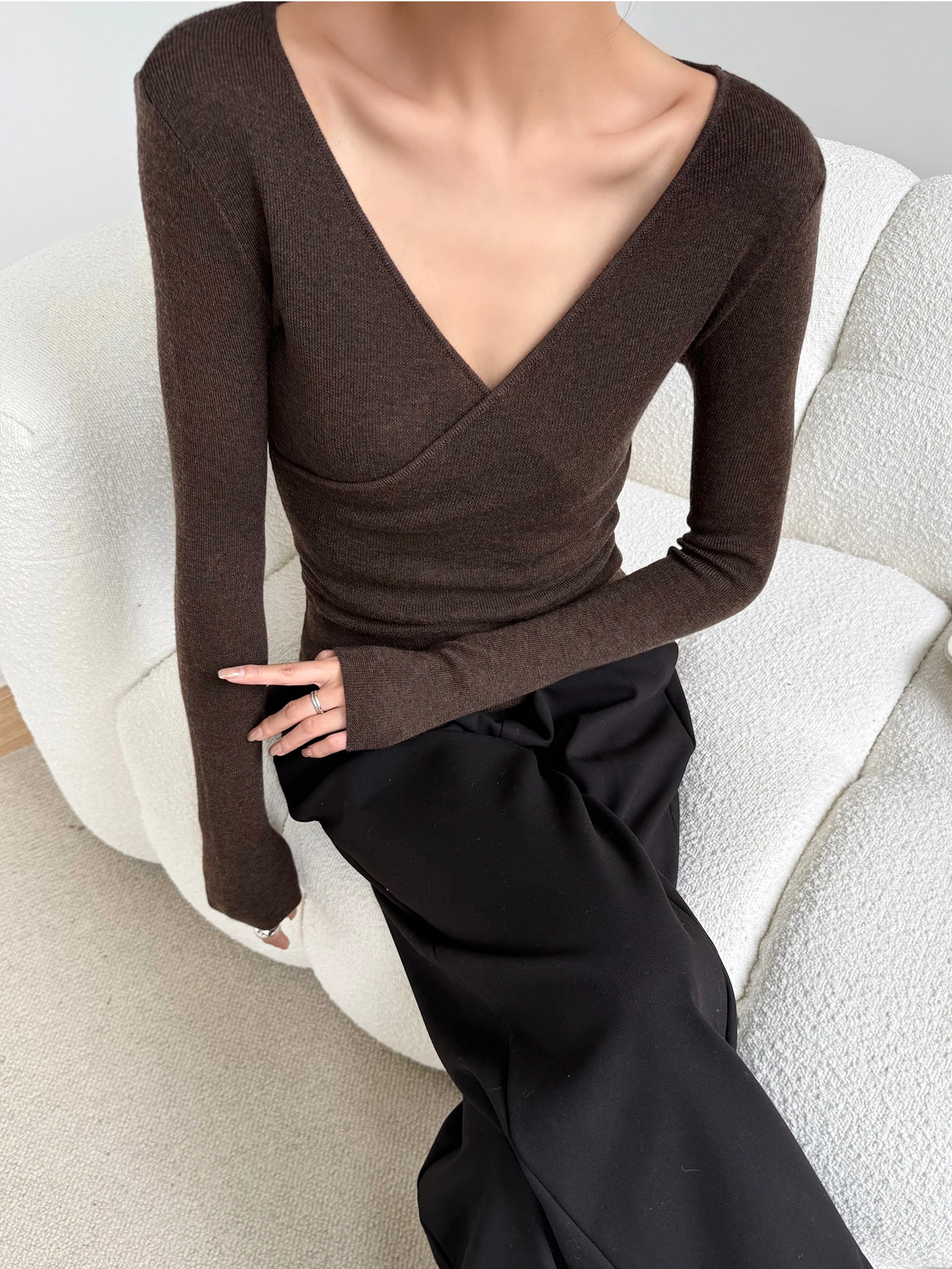 

Карамельный вязаный джемпер с V-образным вырезом для женщин, облегающий базовый топ, осенне-зимняя новинка, стильный дизайн, для повседневной носки, с длинным рукавом, вязаная рубашка