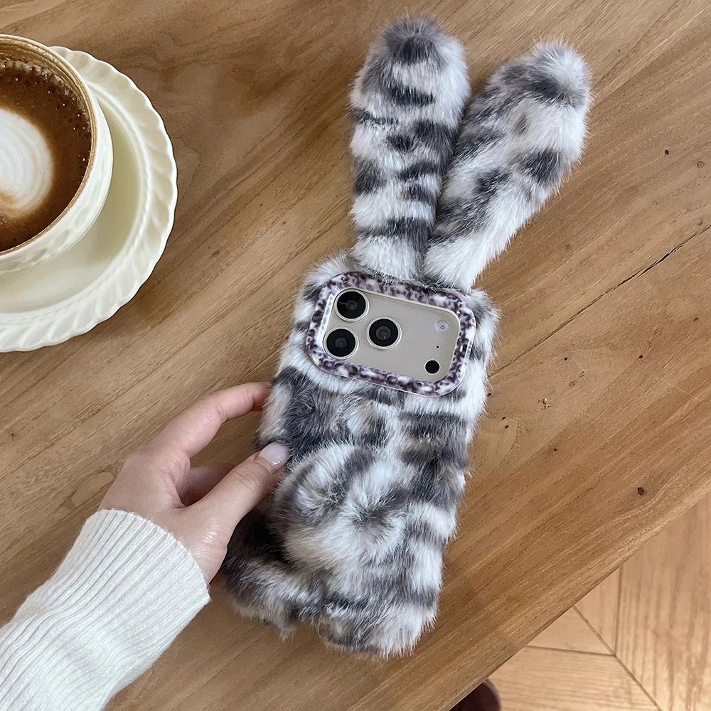 Niedliche Häschen-stoßfeste Abdeckung für iPhone 13, 14, 15 Plus, 16, 17 Pro Max, lustige 3D-Winter-warme künstliche Kaninchenfell-weiche Handyhülle – Detail 6