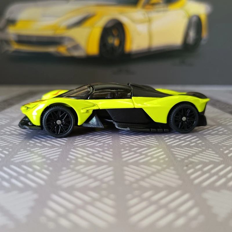 

1:64 simulation Aston Martin Valkyrie alloy car model suitable for collection rich in details, finely crafted, good quality