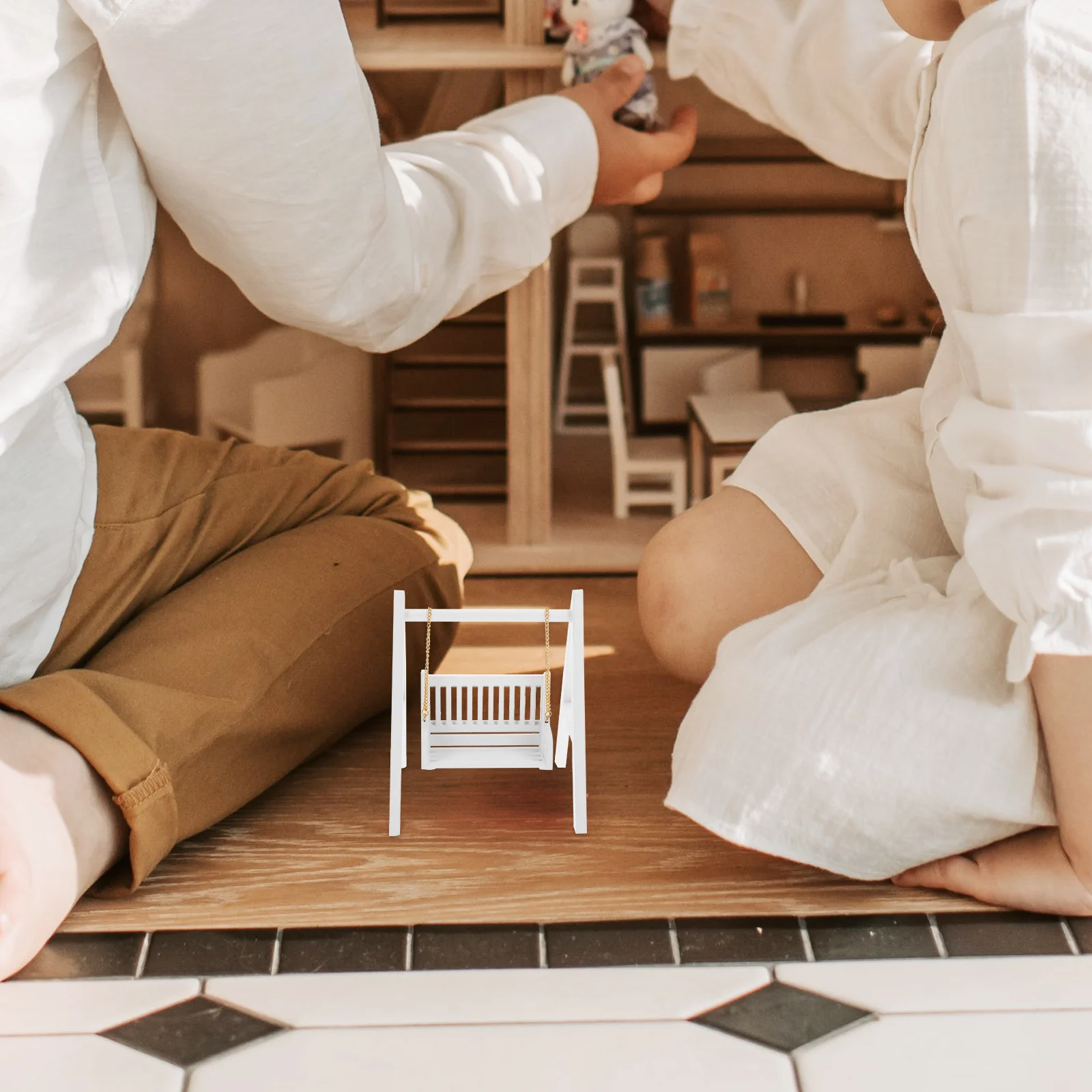 

Мини-качели для мебели для кукольного домика, недеформируемая поверхность, яркий бытовой компаньон, идеальный микро-пейзажный дисплей