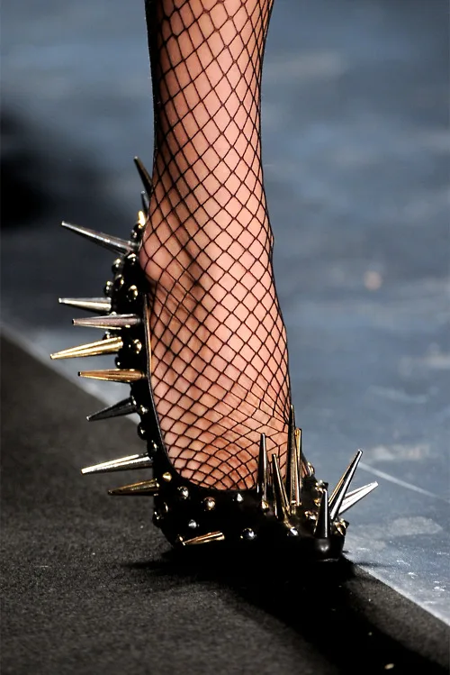 

Surkova, золотистые, серебряные, металлические туфли на высоком каблуке с длинными шипами, металлические туфли-лодочки с круглыми шипами, туфли-лодочки без шнуровки с заклепками и острым носком, банкетные каблуки