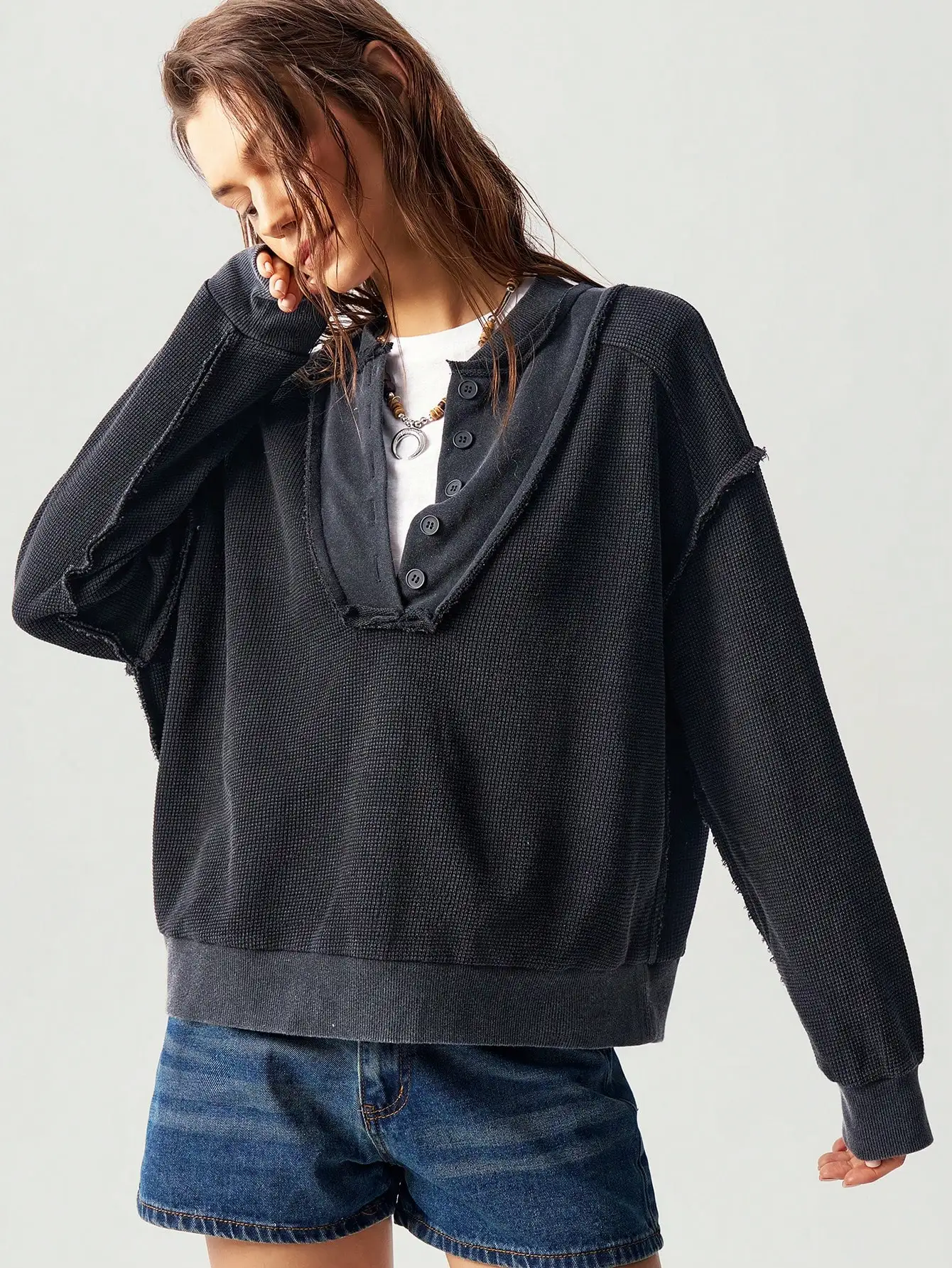 

Свитшот свободного кроя с вафельной вязкой, полуоткрытым воротником и пуговицами