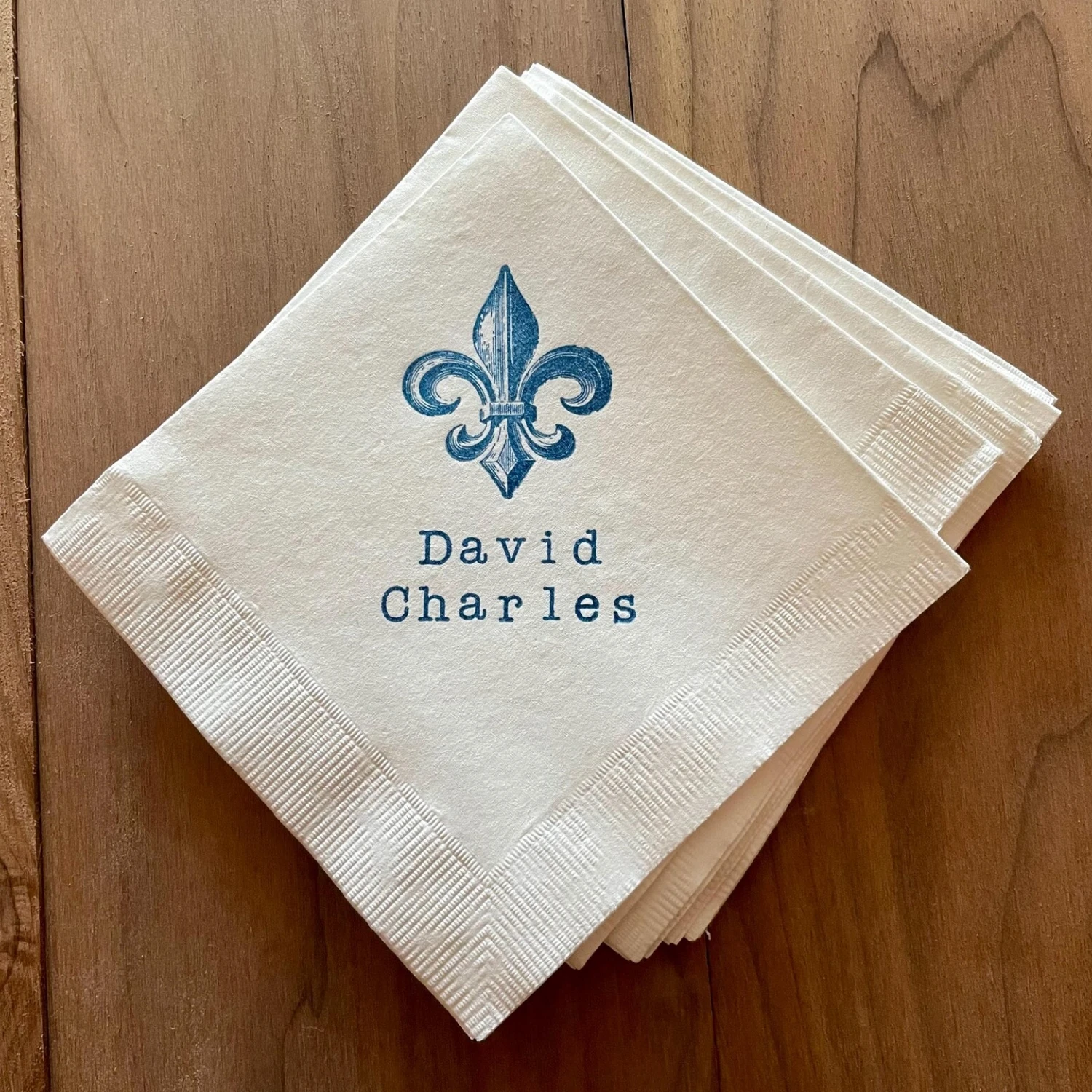 Fleur de Lis Papier de baptême personnalisé pour baby shower Chateau français Serviettes de cocktail blanches à 3 plis en papier pour boissons à l'encre marine