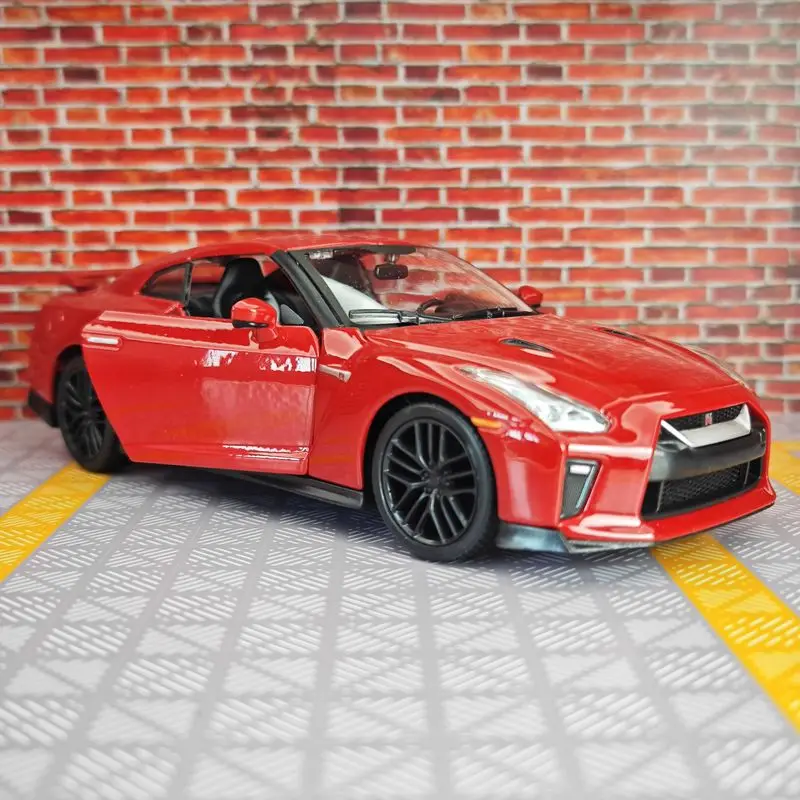 

Bburago 1:24 Nissan GTR 2017, модель спортивного автомобиля из сплава, переднее колесо, рулевая связь, дверь и капот может открыть детские подарки.