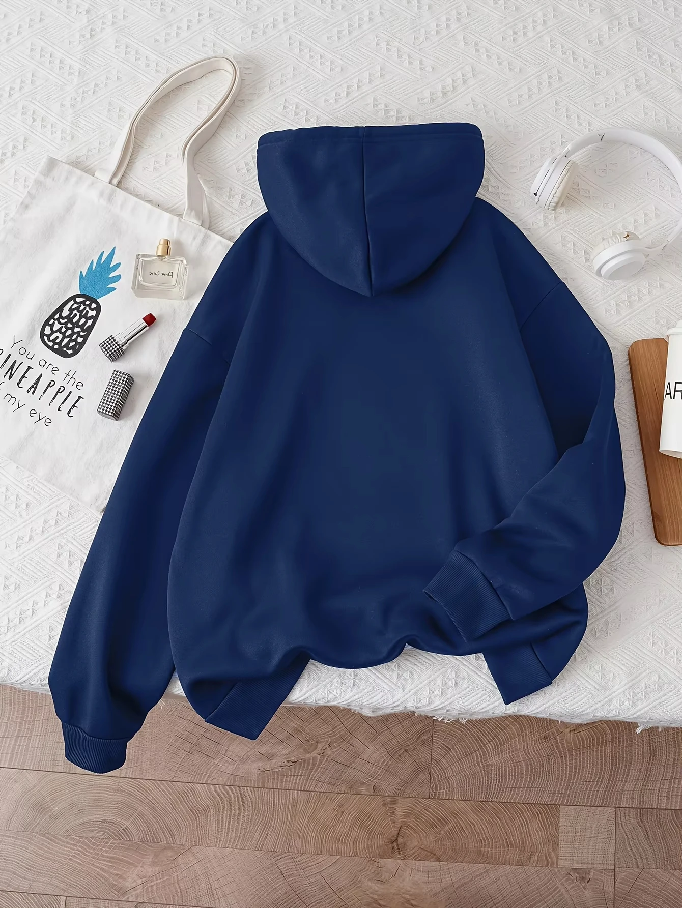 Lässiger, stilvoller Damen-Hoodie mit Buchstabenmuster, langärmelig, Pullover-Modell mit Kängurutaschen, bequemes, stilvolles, minimalistisches Design. – Detail 12