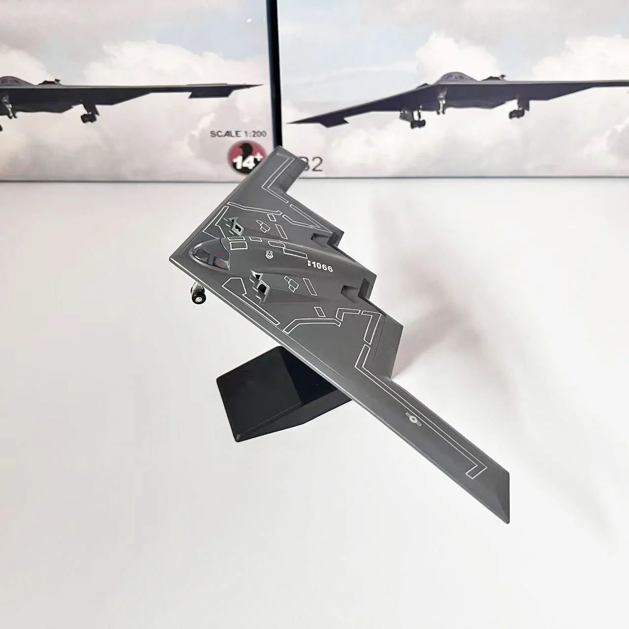 Diecast 1/200 Scale B2 USAF B-2A Bomber Aircraft Airplane Plane Model Alloy Diecast Finished Model Display Collection Gift