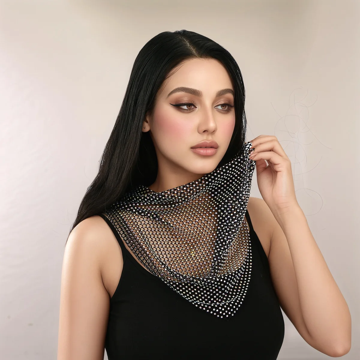 

Европейская и американская мода: новый популярный треугольный шарф с бриллиантовой отделкой для женщин, подходит для весны, лета и осени.