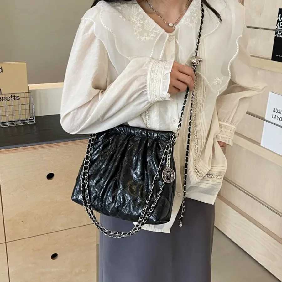 

Летняя новая популярная женская сумка через плечо со складками и вышивкой на одно плечо, корейская версия сумки большой вместимости