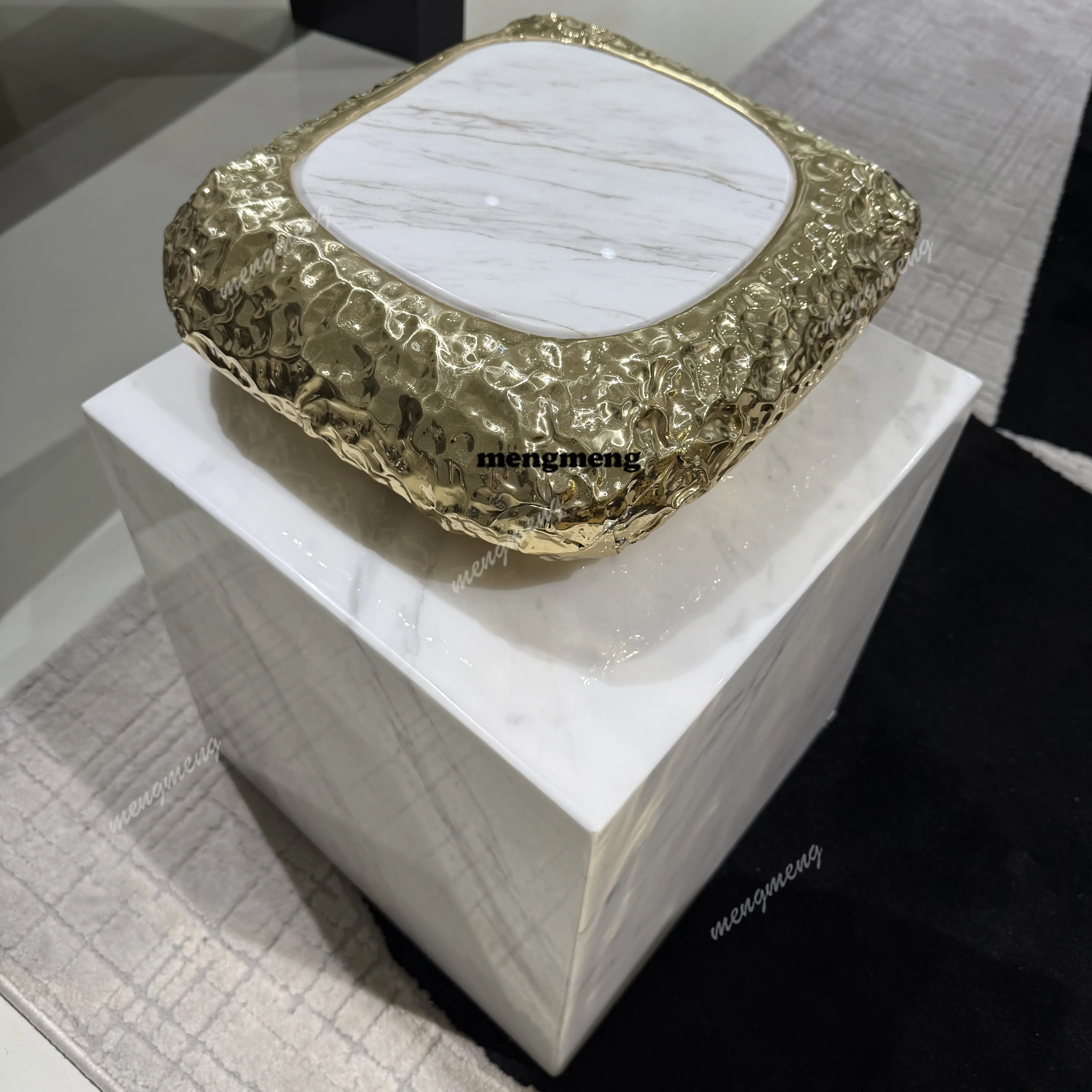 Italian minimalist brass handmade hammer pattern natural marble corner few designer creative square corner few