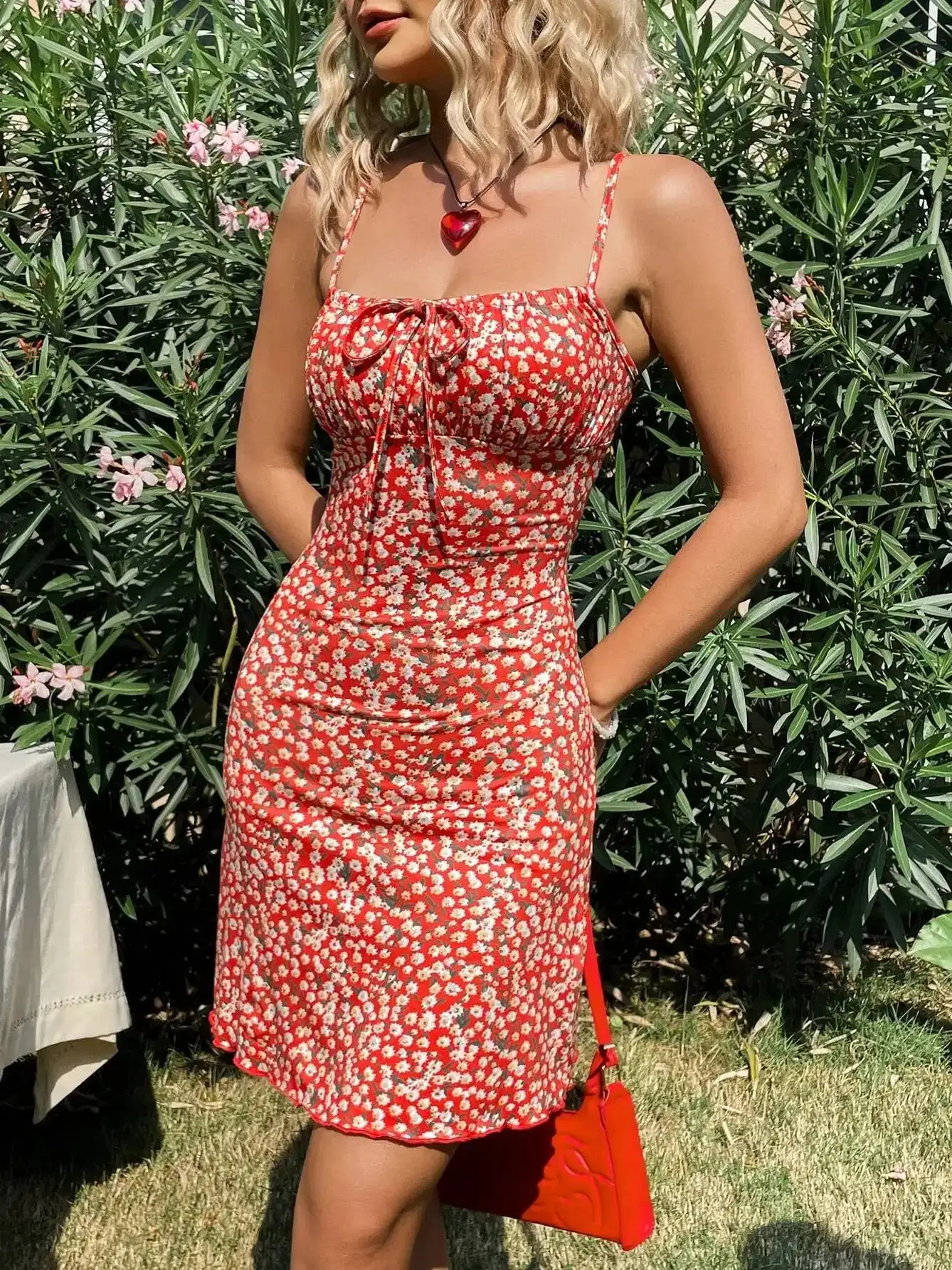甘いファッションの女性用ミニドレス、スタイリッシュな赤いプリントのサスペンダー付き花柄ドレスは、夏の外出に最適です U4U6