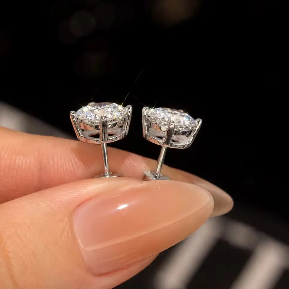 Ein Paar schlichte, vielseitige Unisex-Ohrstecker aus 925er Sterlingsilber mit 0,3/0,5/1 Karat Moissanit. – Detail 3