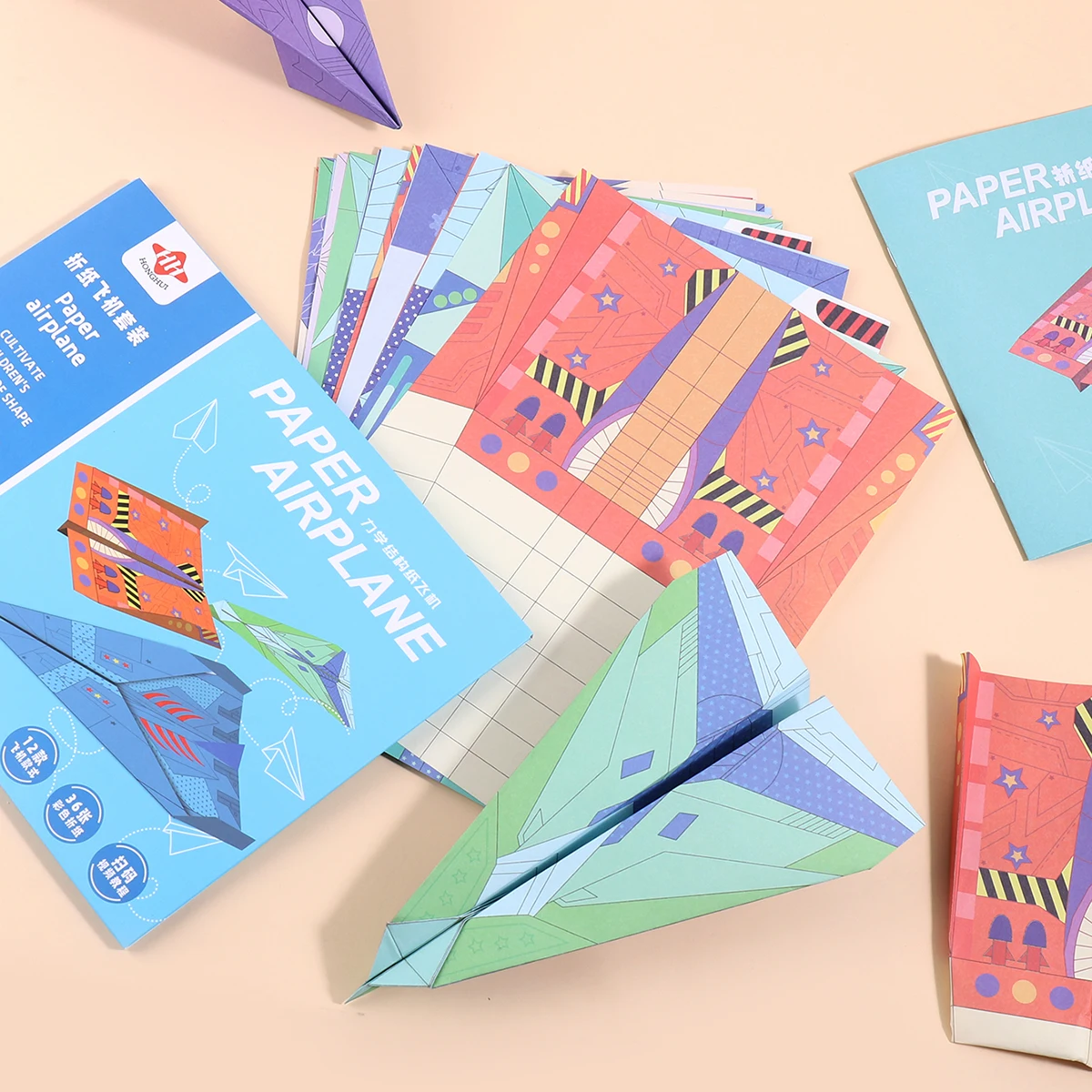 مجموعة من 36 رسمًا توضيحية لطائرة اوريغامي ملونة، تستخدم لإنشاء طائرات ورقية ثلاثية الأبعاد مختلفة (مع دليل تعليمات)