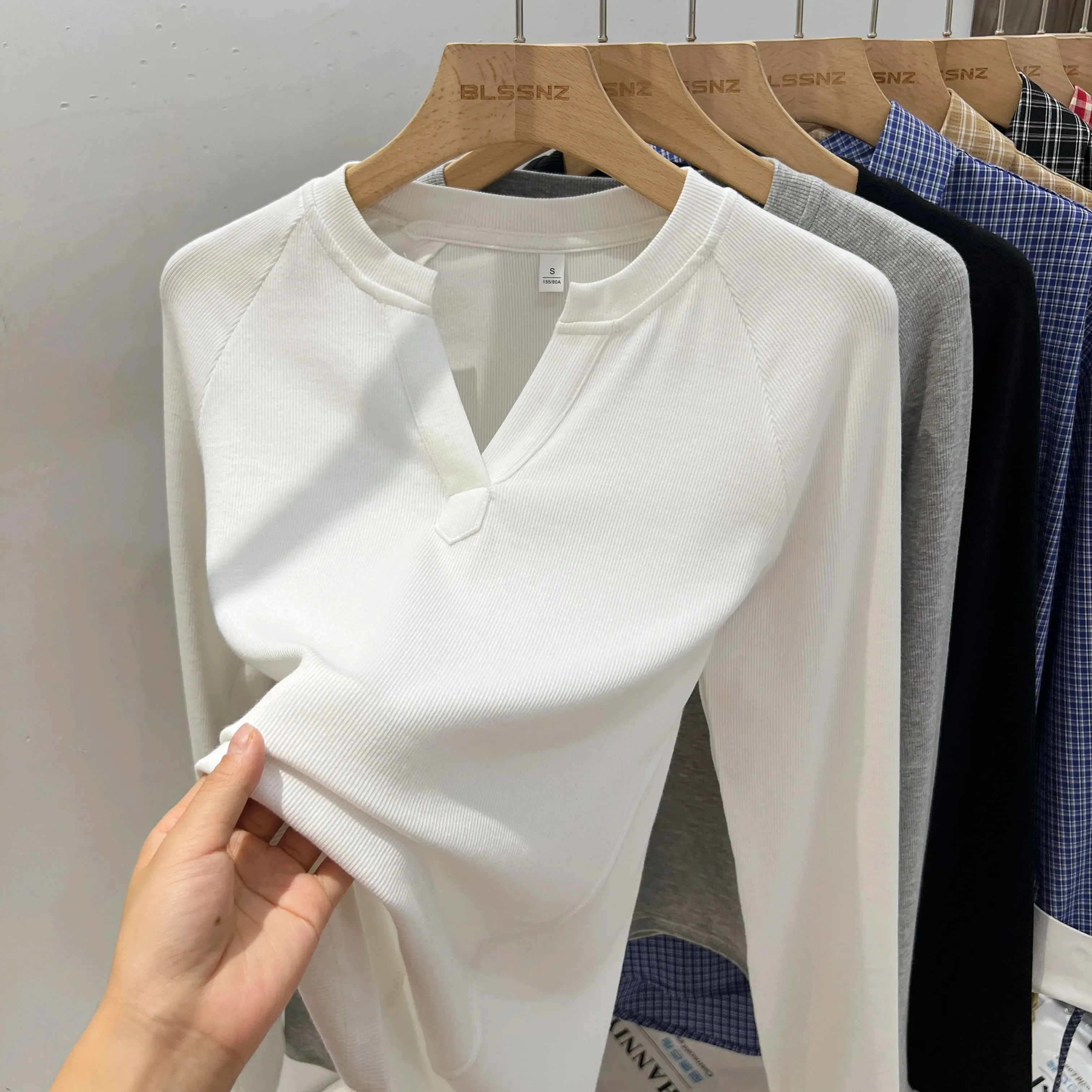 2025 Camiseta de manga larga con cuello en V ajustada de estilo básico para mujer, camiseta informal versátil de estilo coreano con capa Base Simple para mujer