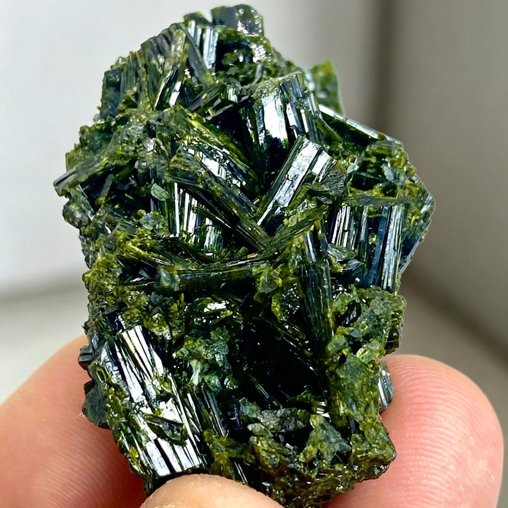 amostra-de-cristal-verde-natural-para-ensino-amostra-mineral-materia-prima-turmalina-negra-amostra-geologica-decoracao-e