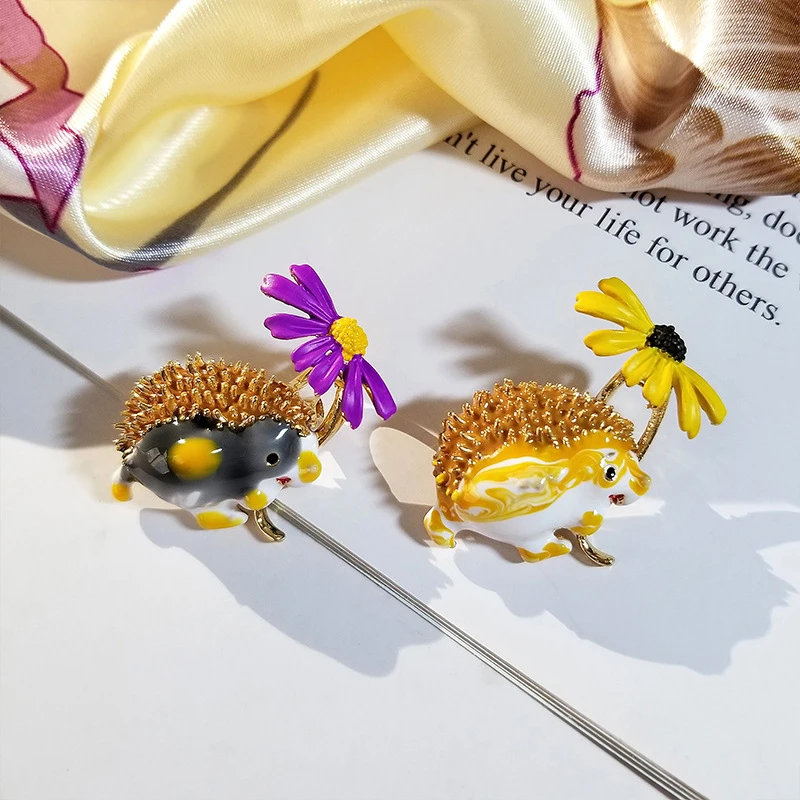Creative Cute Enamel Painted Daisy Hedgehog Brooch Animal Pin Badge For Women Clothing Fashion Jewelry Accessories Party Gift