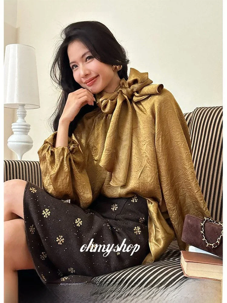 

Женская блузка Aurum 'Floating Light Golden' из жатого ацетатного шелка с рукавами-фонариками, премиум-класса, модная коллекция Весна 2026, с узлом