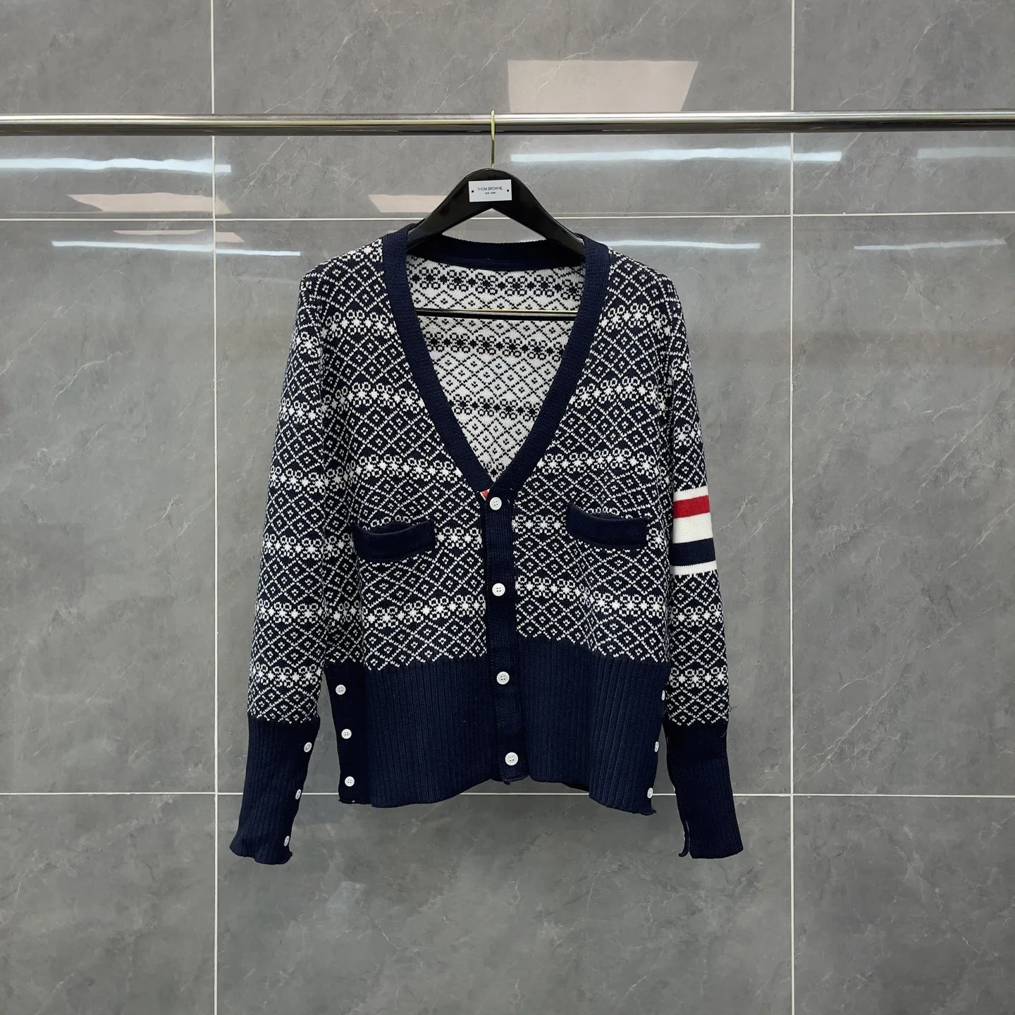 

Вязаный кардиган с высококачественной винтажной цветочной вышивкой, красно-бело-синими полосками, V-образным вырезом и четырьмя пуговицами