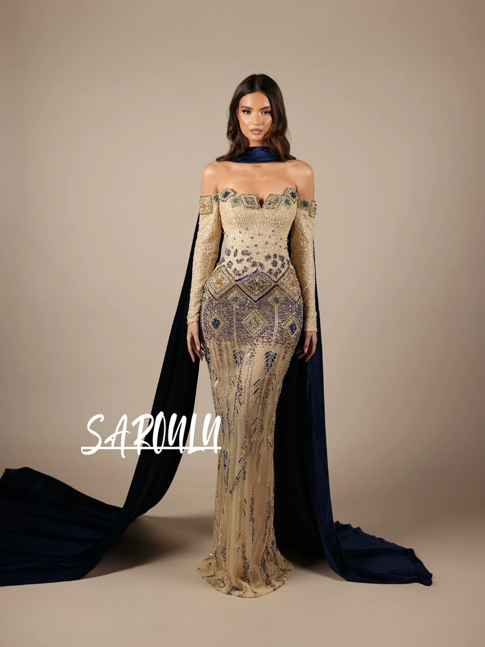 

Роскошное вечернее платье цвета шампанского с бисером и вельветовой накидкой, с открытыми плечами, длинными рукавами, силуэт «русалка», для выпускного вечера, с колье-чокером