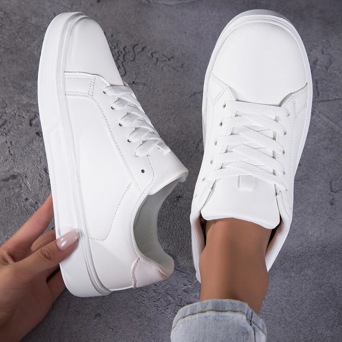 Women White Sneakers Lace Up Classic Casual Flat Shoes Non Slip Thick Sole Fashion Walking Board Shoes for Ladies Outdoor Wear
