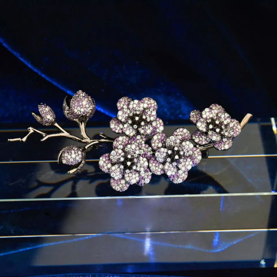 Super Beautiful French Retro Plum Blossom Branch Brooch for Women Luxurious Micro Inlaid Zircon Corsage Suit Jacket Accessories