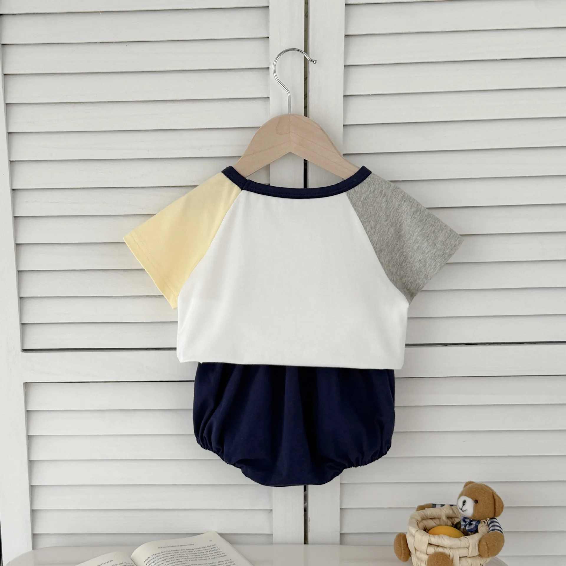 MINISO T-shirt a maniche corte per neonato estivo con stampa di orsi dei cartoni animati Set di vestiti per bambini dolci e carini per bambini Tute