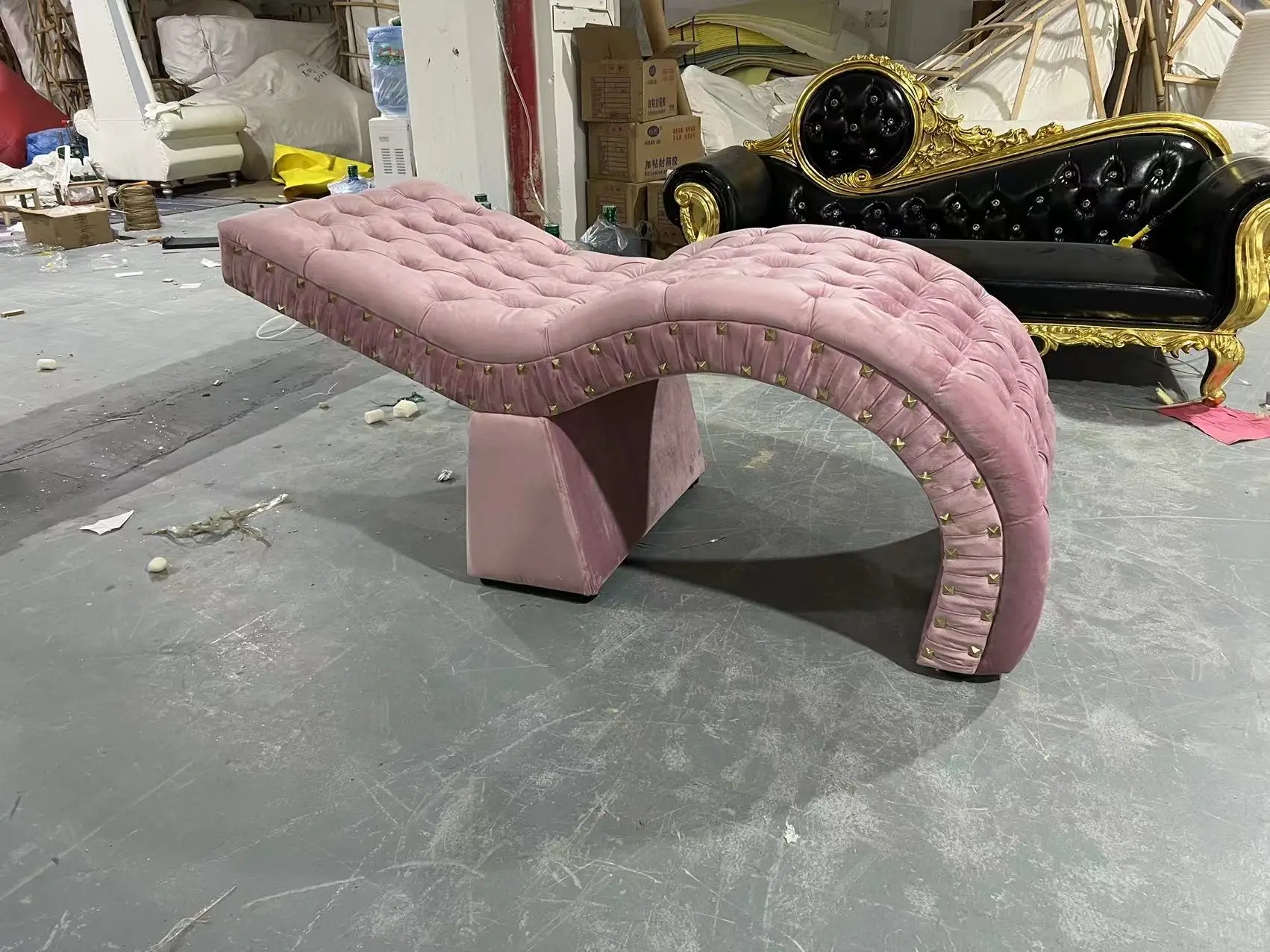 HOCHEY Luxury Pink Salon Beauty Bed Velvet Curved Lash Bed For Sale