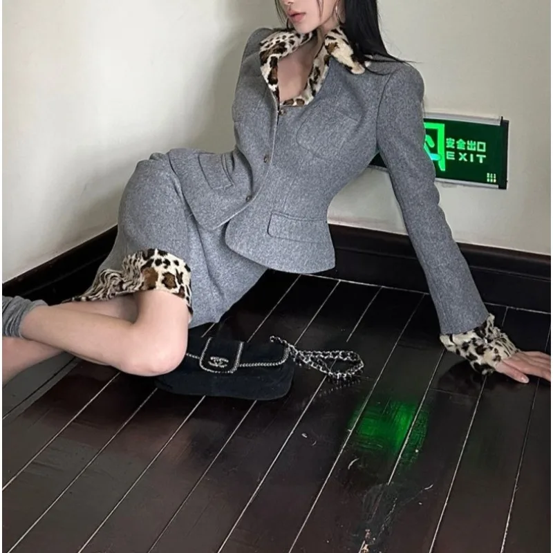 Traje con estampado de leopardo de gama alta para mujer, abrigo de lana con temperamento de estilo coreano, conjunto de dos piezas con falda a la cadera, invierno 2025