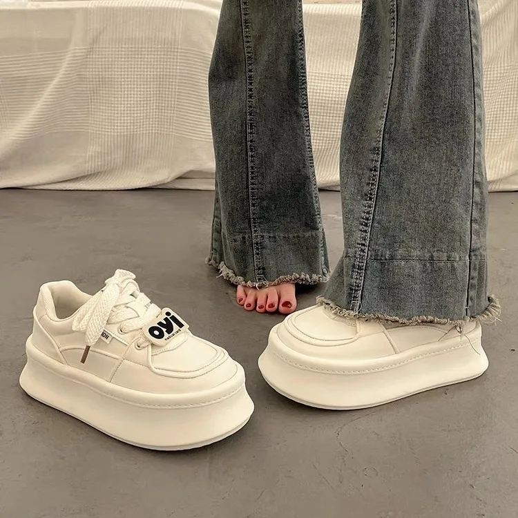 Sponge cake thick soled white shoes for women, versatile and niche board shoes 2025 new spring high fashion casual sports shoes