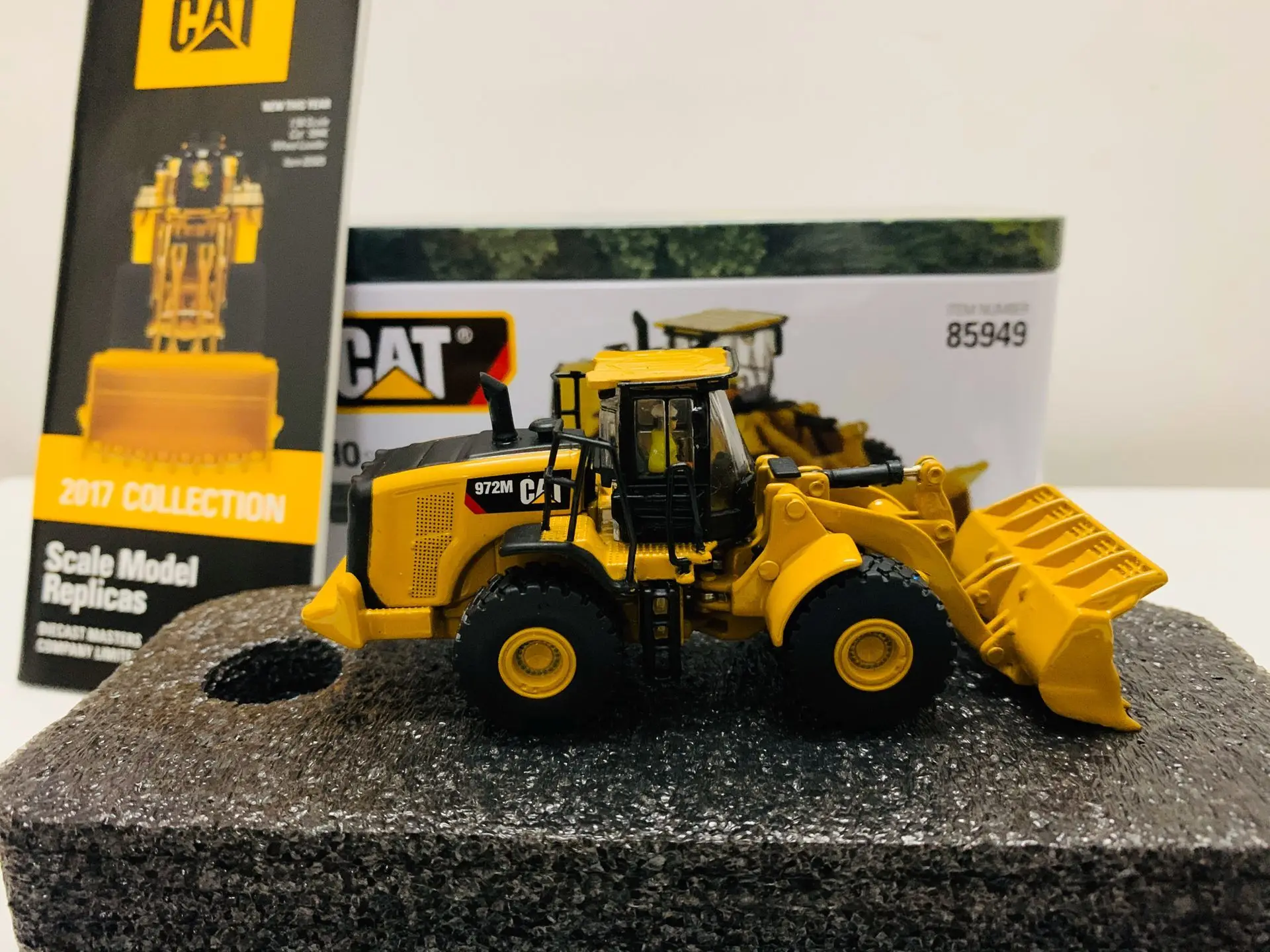 DM 972M Wheel Loader 1/87 Scale Metal By DieCast Masters 85949 Collectible Model New in Box