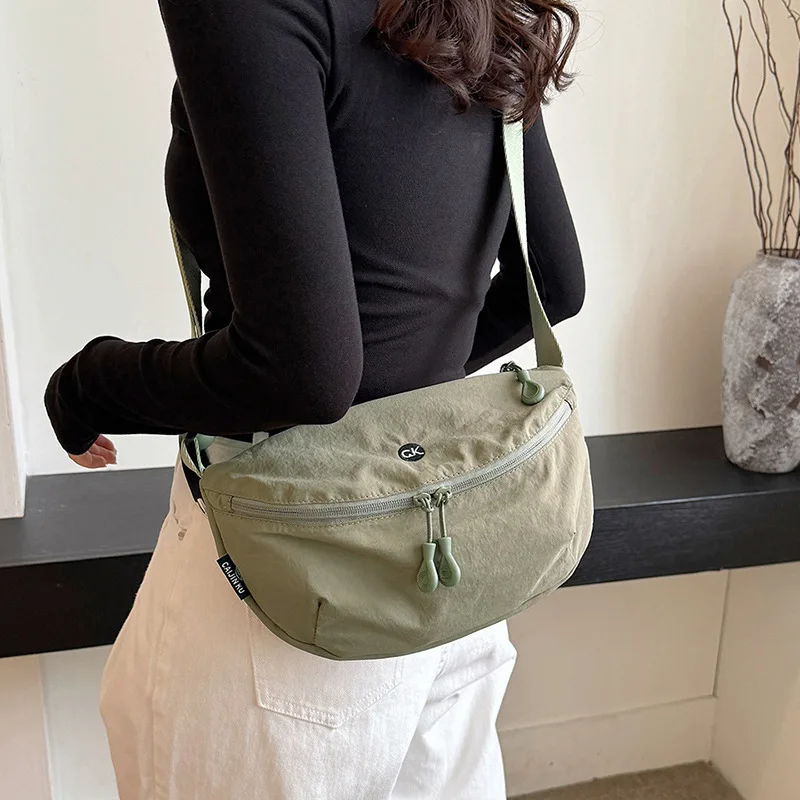 New simple and casual cross-body bag, versatile and trendy nylon lightweight small bag, internet celebrity fashion dumpling bag.
