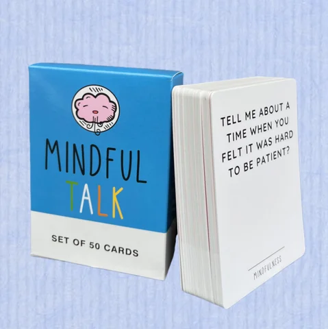 Un gioco di carte divertente e pectorale chiamato Mindful Talk, un gioco di carte educativo che combina l'interazione e la comunicazione consapevole