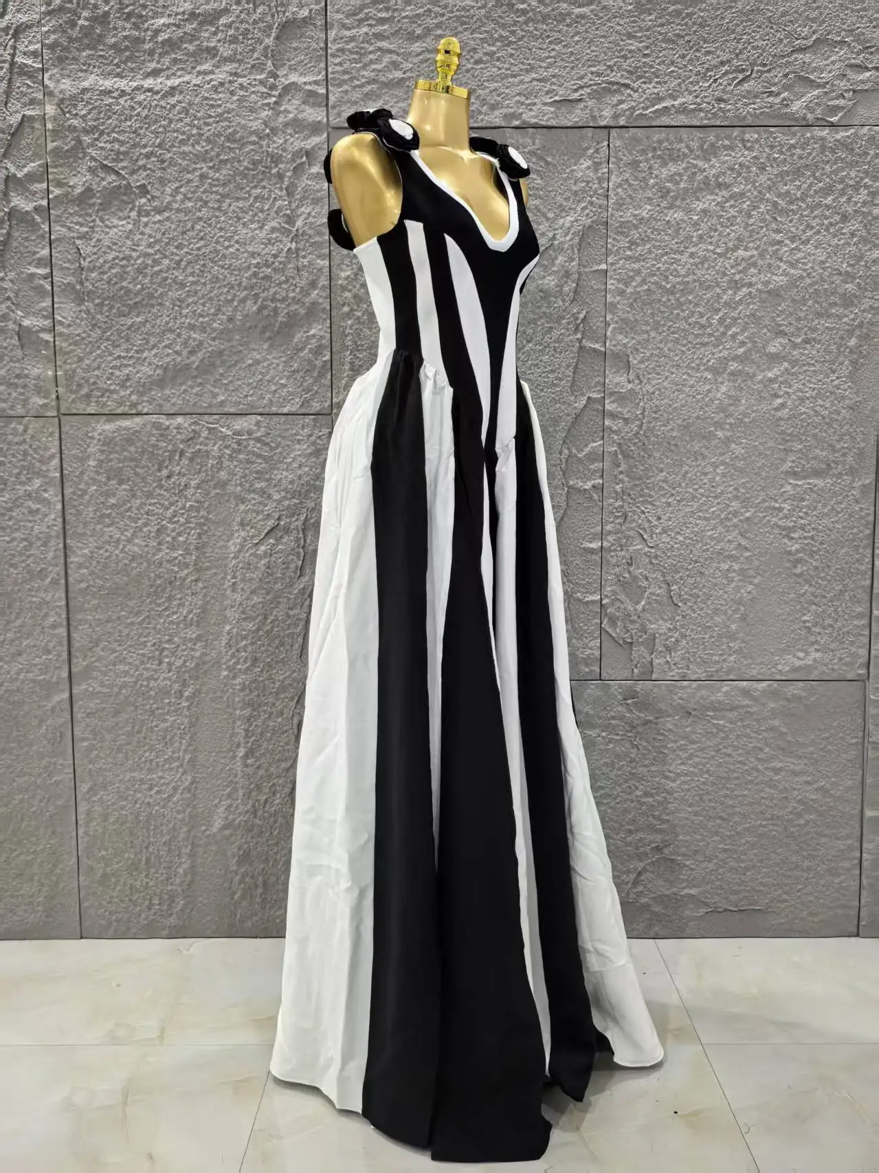 Abito lungo con fasciatura senza maniche a forcella alta a righe bianche nere con fiori 2025 Abiti da club per feste eleganti per le vacanze delle nuove donne