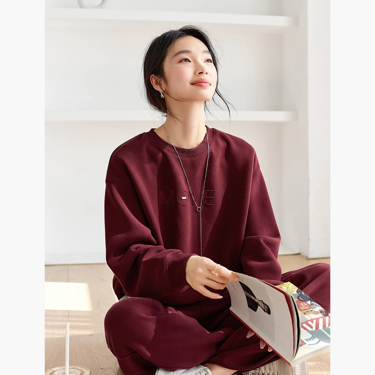 VIMLY Женские комплекты брюк из двух предметов Спортивные топы с 3d буквенной вышивкой на флисовой подкладке Широкие брюки Зима 2025 Трикотажные брючные костюмы M9558