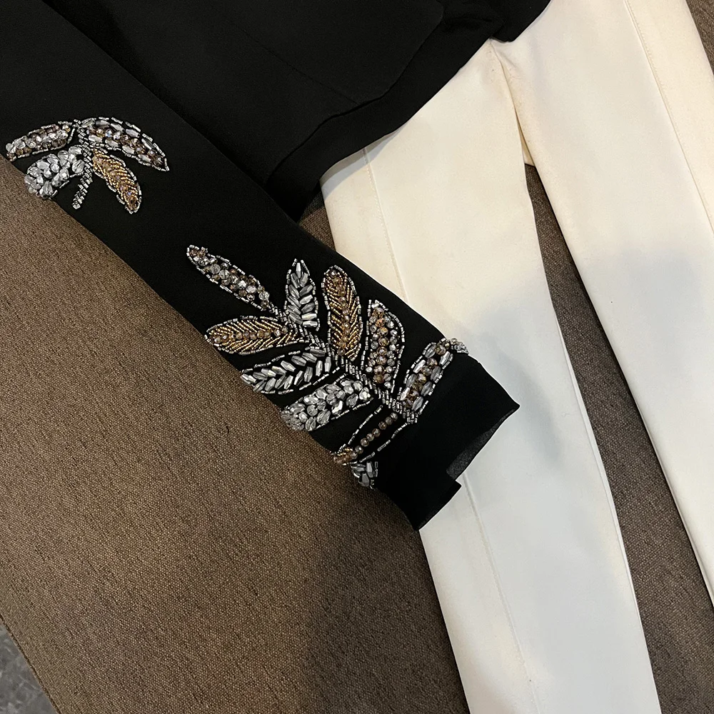 TWOTWINSTYLE سترات متينة للتخسيس رائعة للنساء بياقة على شكل V وأكمام طويلة سترة أنيقة مرصعة بالألماس طراز أنثى KJA533343