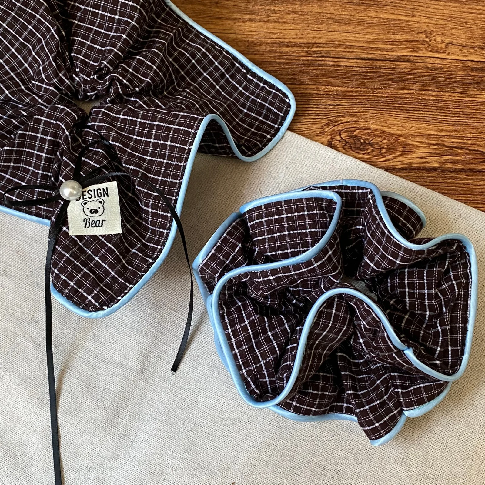 1PC 헤어 액세서리 세트, 브라운 체크무늬 리본과 블루 트림이 있는 스크런치, 곰 라벨, 소녀들을 위한 귀여운 헤어 장식