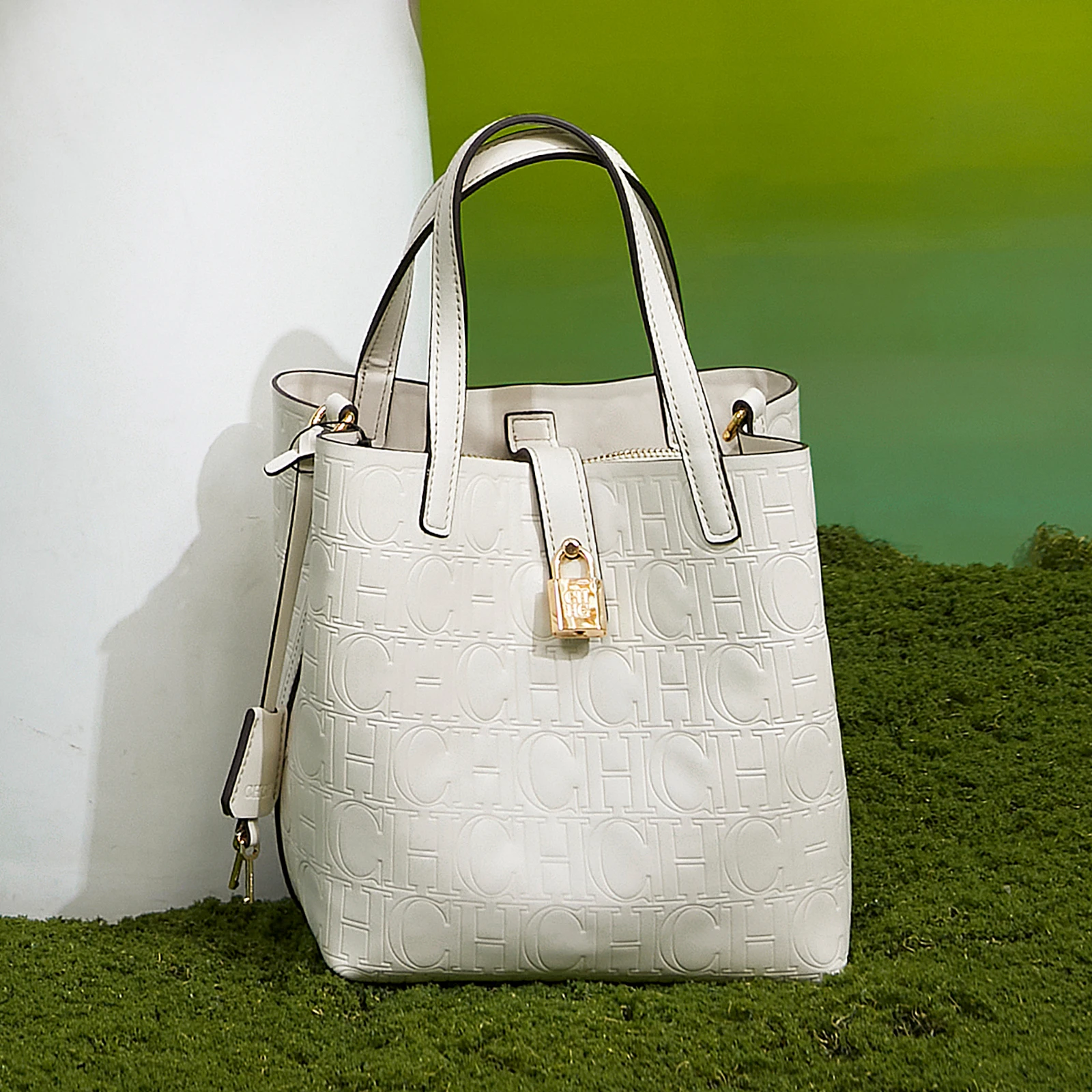 レタープリントメタルロックバックルアクセサリー絶妙で多用途な新ファッションソリッドカラーシンプルな女性のハンドバッグ