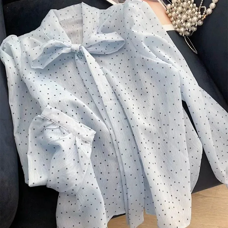 Blusa de Manga Larga con Lazo de Puntos Negros sobre Fondo Azul Claro, Blusa Elegante de Gasa con Textura Arrugada y Puños Abullonados para Oficina