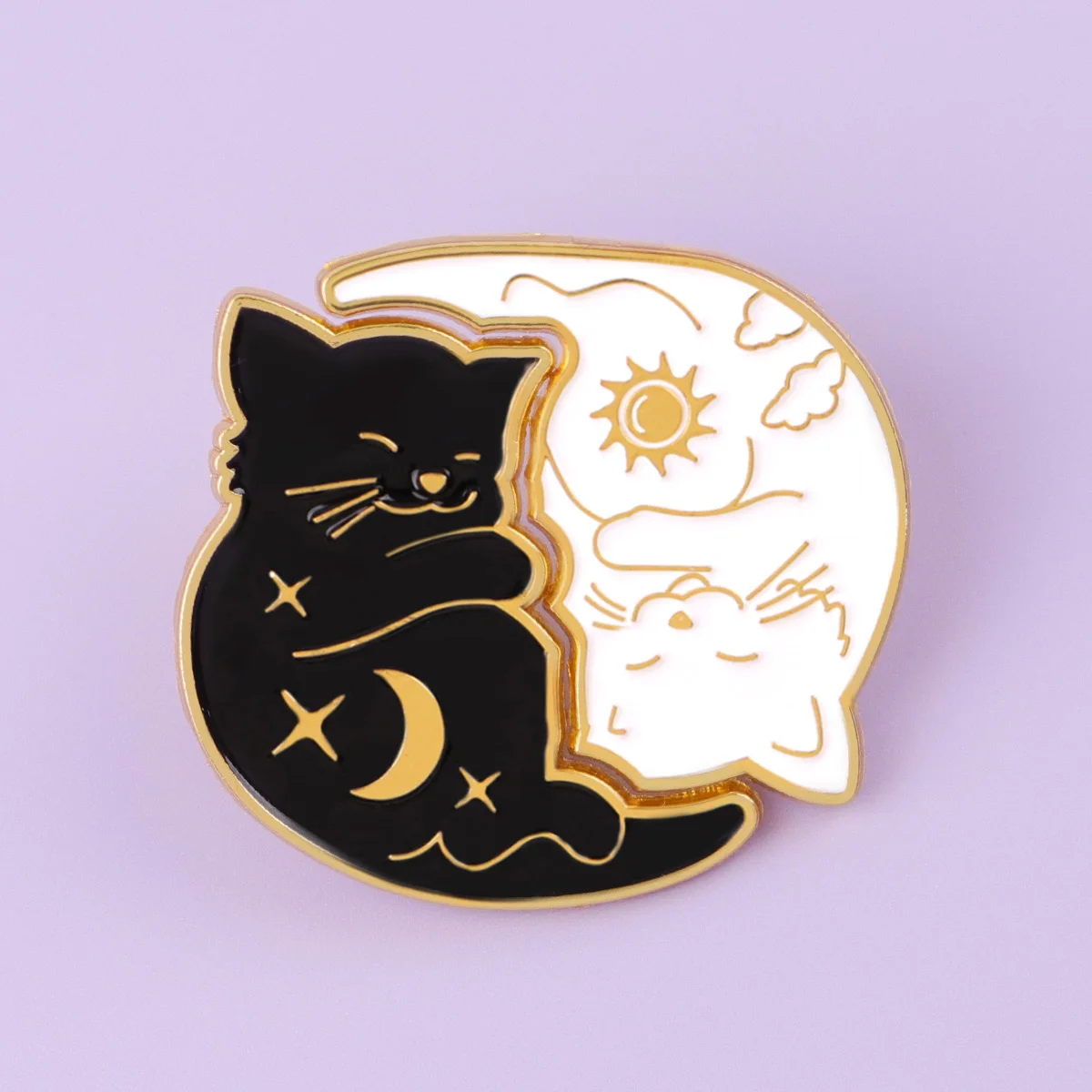 Przypinka z miękkiego emalia z motywem kreskówkowego kota, słońca i księżyca, broszka do plecaka, urocza ozdoba do ubrań, metalowe odznaki, akcesoria do torebek i biżuterii.