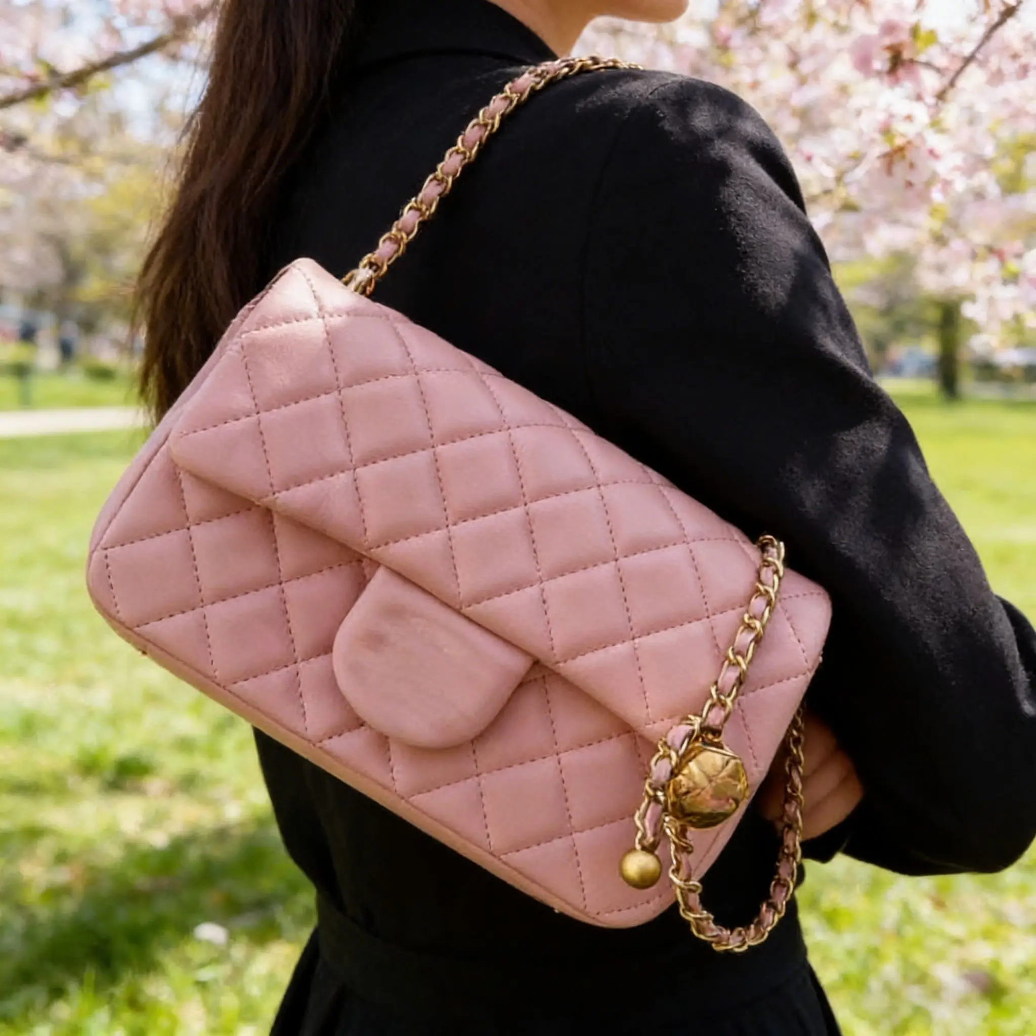 

Женская сумка через плечо в стиле городского минимализма с золотым шаром, цепочкой и стеганым дизайном из мягкой кожи