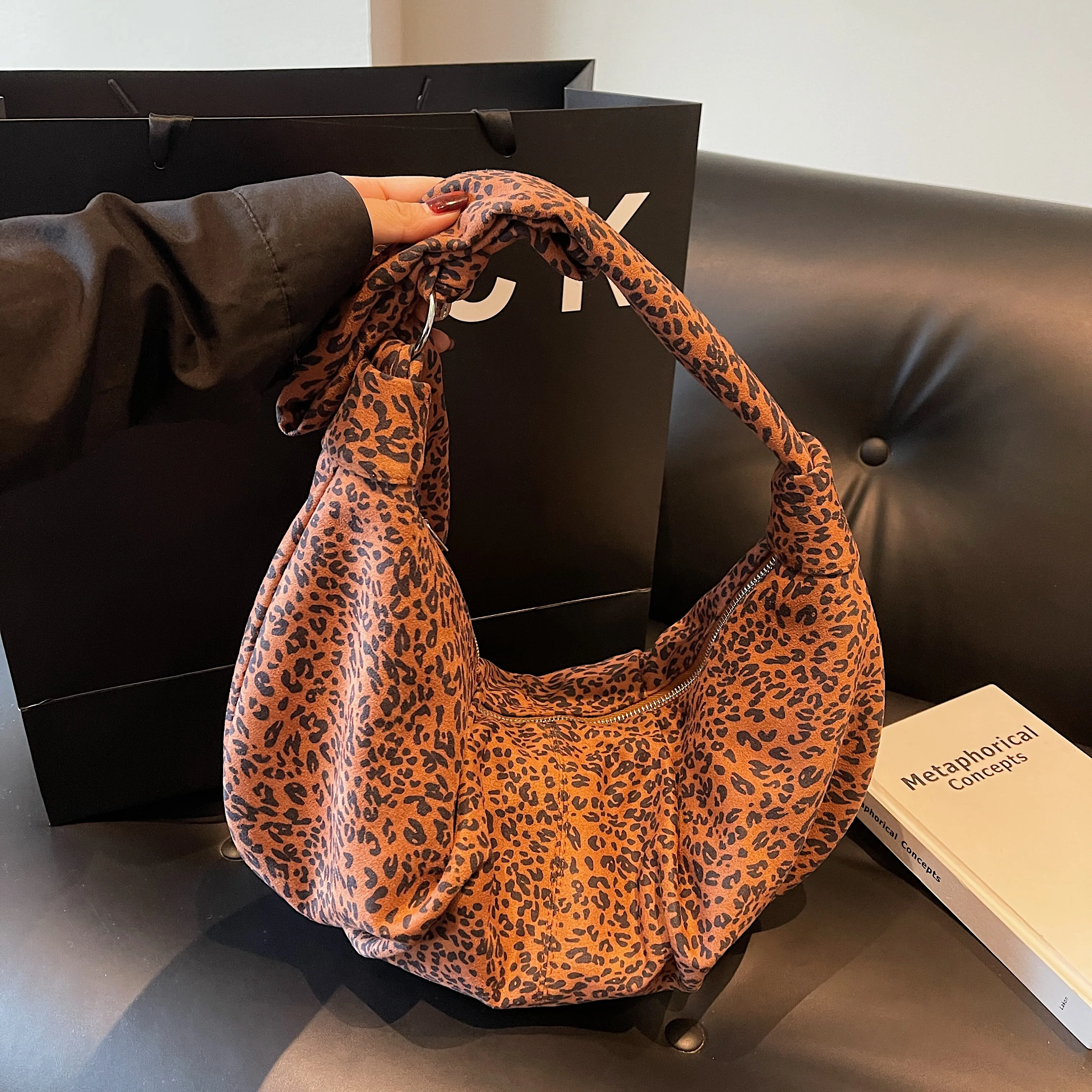 

Leopard cloth dumpling bag for women, trendy and cool couple, lazy style crossbody bag large capacity student class shoulder bag