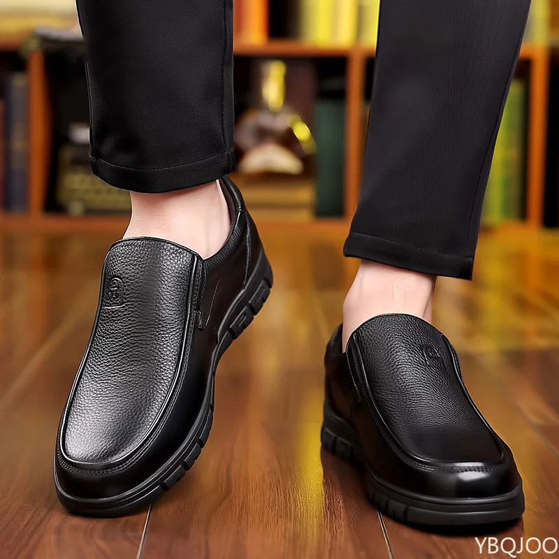 أحذية رجالية كاجوال مريحة وناعمة لربيع وخريف جديدة عصرية متعددة الاستخدامات أحذية رجالية بسيطة ذات فم ضحل