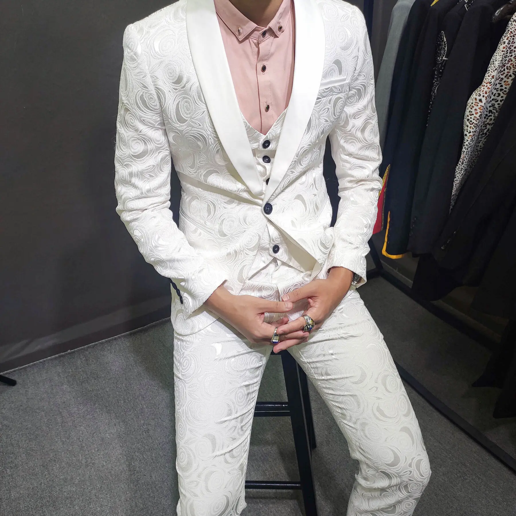 

2022 Rose Jacquard White 3pcs Men Tuxedo Suit Wedding Suit For Men Grooms Suit Costume Smoking Tuxedo Suit Smoking Homme Mariage